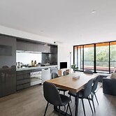 A 3BR Apt Next to Melbourne Zoo, Free Parking