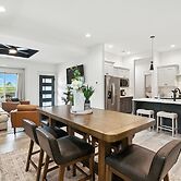 Brand New Cool Comfy Lawrence Retreat 3 Bedroom Duplex