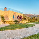 Red Oak House With Garden & Terrace in Assia, Batroun