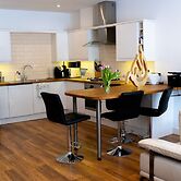 Cleave House - Stylish & Chic 3 Bed House Mins From Central London