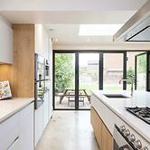 Spacious 4-bed Near City Sea