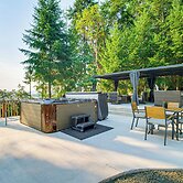 4 Mi to River: Umpqua Valley Villa w/ Fire Pit!