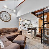 Mountain Escape With Hot Tub & Stargazing 3 Bedroom Cabin