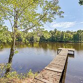 Waterfront Home w/ Deck & Yard, 4 Mi to Farmville!
