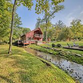 Willow Brook Getaway: Hot Tub, Deck in Mifflinburg