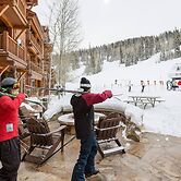 Grand Lodge - Studio #204 - Ski-in/ski-out 1 Bedroom Studio