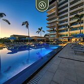 Luxury 2 BR Condo Near Golf Courses and Marina