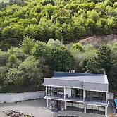 The Whispering Oaks Retreat