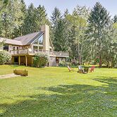 23 Mi to Mohican SP: Group-ready Lodge w/ Hot Tub