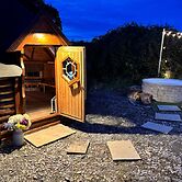Hobbit Haven Hot Tub and Countryside Bliss