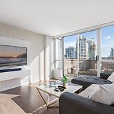 Luxe 2BR Condo w Skyline Views In-suite Laundry