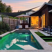 Modern Austin Home w/ Pool, Putting Green & Coffee Nook Townes Retreat