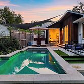 Modern Austin Home w/ Pool, Putting Green & Coffee Nook Townes Retreat