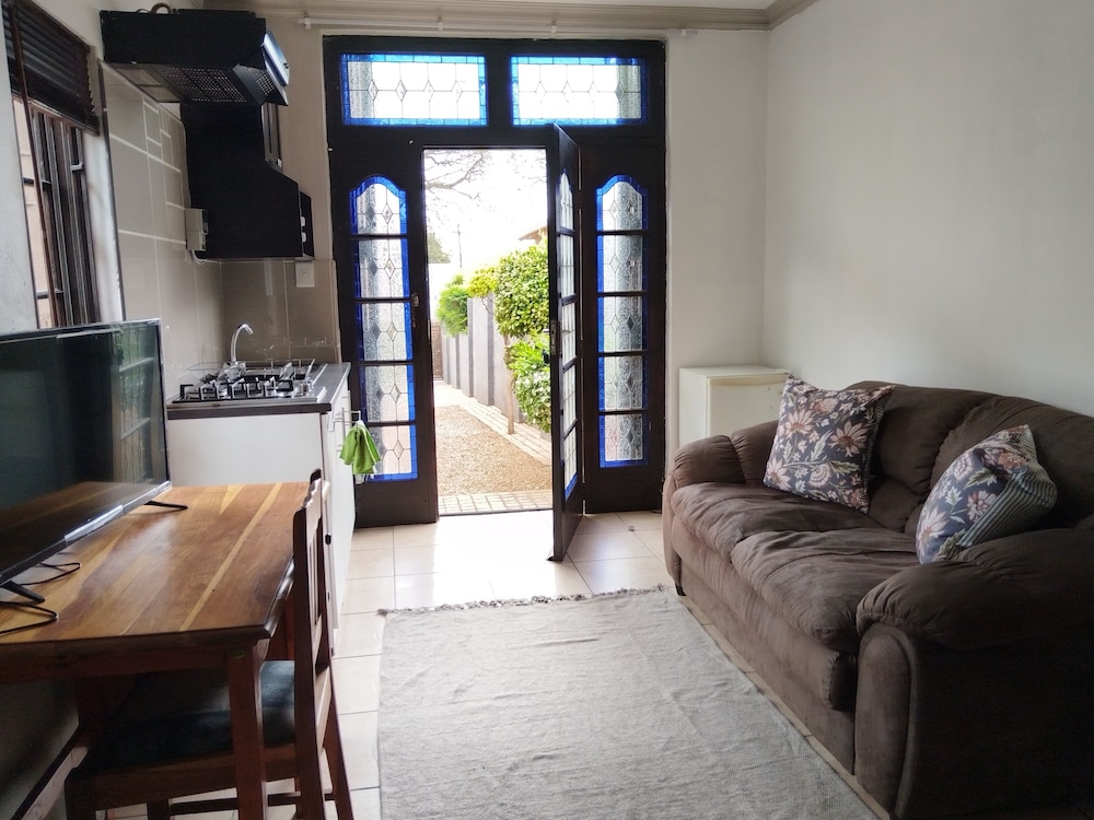 Charming Studio Oasis Close to Life Bedford Gardens Hospital