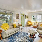 6 Mi to Arrowhead Stadium: Charming Home w/ Porch!