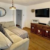 4 Bedroom House, Sleeps 8- Hot Tub, Pets, Parking