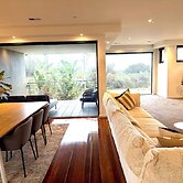 Luxurious Coastal Retreat in Black Rock With Unmatched Comfort