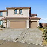 4 Mi to Csub Campus: Spacious Home w/ Yard