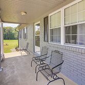 7 Mi to Barren River Lake: Quiet Getaway w/ Yard!