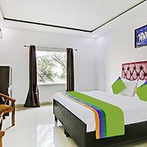 Hotel Royal Empire Near PEC-PGI-PU-Sukhna Lake-Rock Garden-Rose Garden