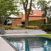 Charming Chic Stay With Garden Views Parking