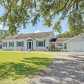 Peaceful Patio, Sunroom: Pet-friendly Baldwin Home