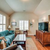 Walkable Miracle Mile Retreat w/ Peaceful Patio