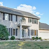 Des Moines Suburb Stay w/ Spacious Layout & Deck!