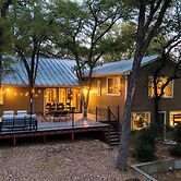 Sleeps 18! Game Room, Deck w/ Firepit, 5bdr, Casita Cedar & Stone by A