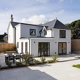 Modern 5-bedroom Retreat Nr Coast
