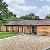 Cedar Barn Getaway, 3 Bed, Sleeps 6, Parking