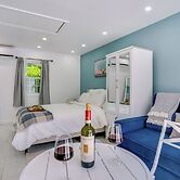 Easy NYC Access: Sleek Hillside Guest House