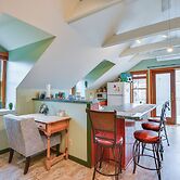 Walk to Marina: Dog-friendly Lake Ontario Studio