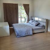 Spacious Entire House With Shared Fitness Room and Shared Indoor Pool 