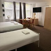 Ground-Floor Family Studio Apartment with Double and Single Beds – Fre