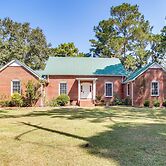 Screened Porch: Peaceful Country Escape in Ashford