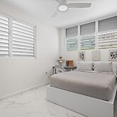 Modern 2 BR Apt Great Location Smart TV AC