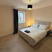 4 Bedroom House Sleeps 8 - Free Parking - Garden
