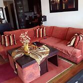 City Center Apartment With Mountain View