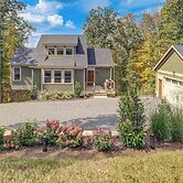 Mtn Views & Spacious Deck! Modern Caldwell Getaway
