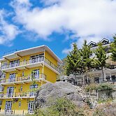 Young Monk Hostel Dharamkot