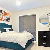 4 Bed House - Sleeps 8 - Pets - Parking - Wifi