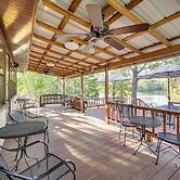 Waterfront Texarkana Cabin: Tranquil Acreage
