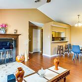 Nurse-ready Richmond Condo 4 Mi to Medical Centers