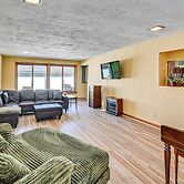 2 Mi to Dtwn Newark: Pet-friendly Home!