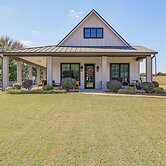 Walk to Shops & Winery! Stylish Dtwn Ovilla Home