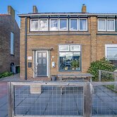 Modernly Furnished Holiday Home for 5 People in De Koog