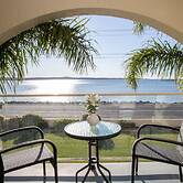 Seafront Getaway Studio, Great Location With Pool