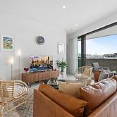 Gorgeous 3-bed Apartment With City Views