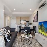 Chic 1-bed With Parking, Gym, Pool & City Views